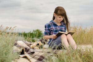 Petite fille lisant le livre de vie de sa maman