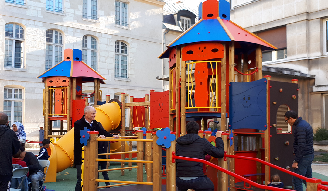 L’aire de jeux inclusive à l’hôpital Necker-Enfants malades un an plus tard