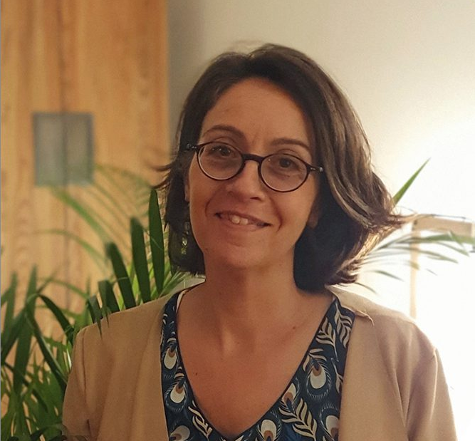 Femme souriante avec lunettes dans un bureau