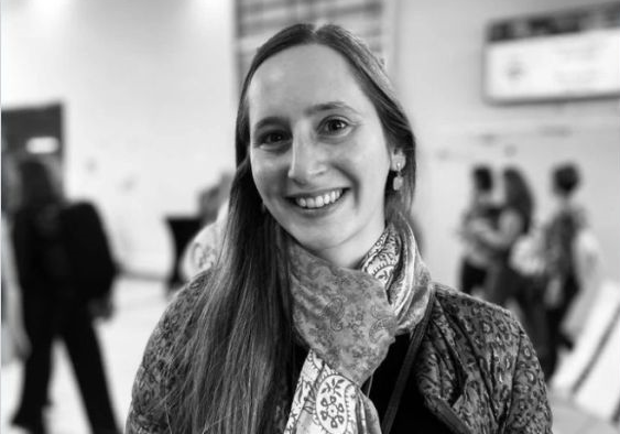 Femme souriante en noir et blanc avec foulard
