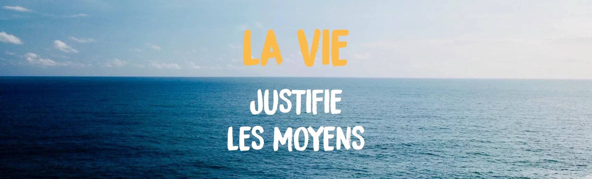 Océan calme avec texte 'La Vie Justifie Les Moyens'