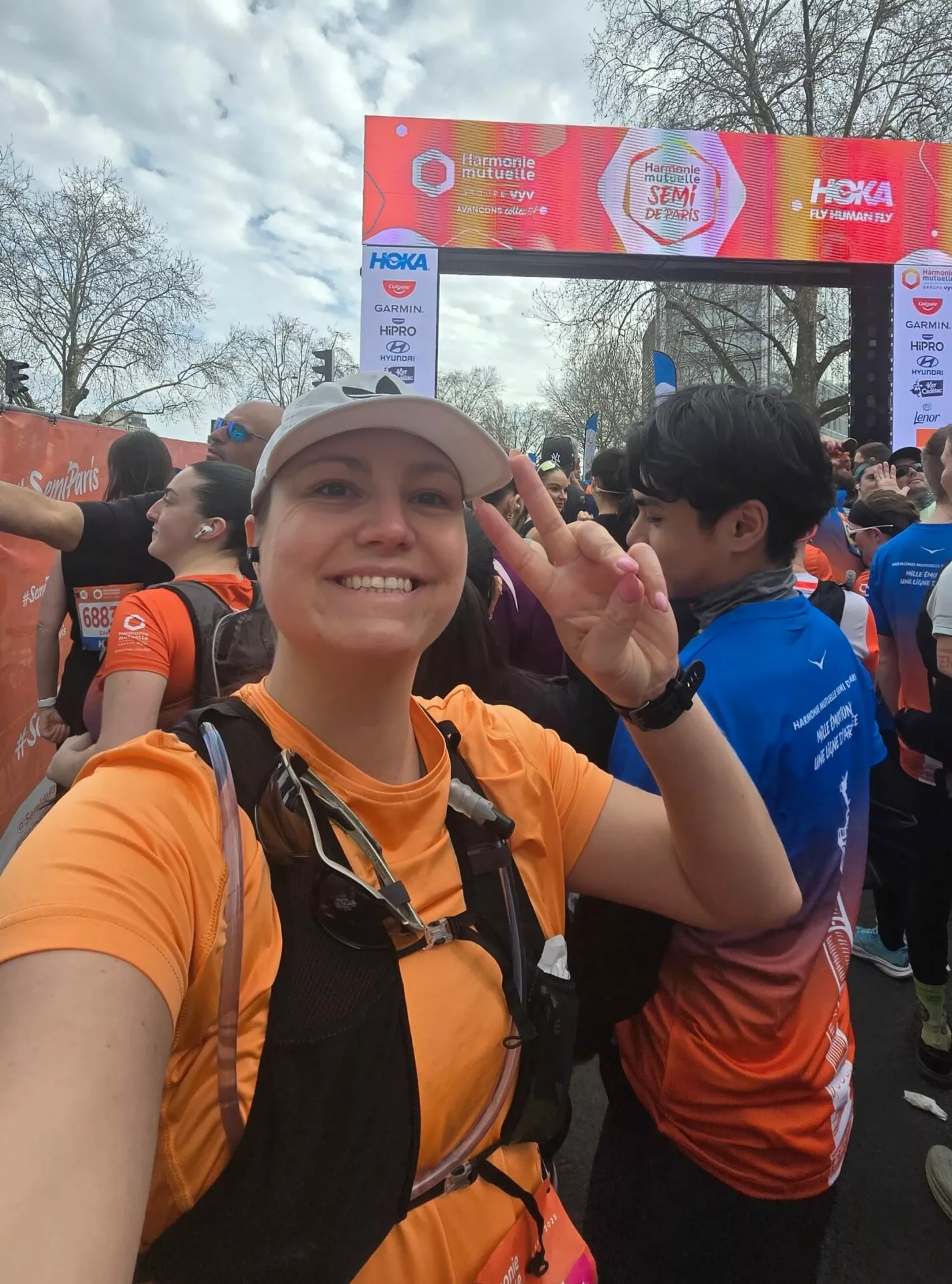 Esther Sachy 1 Femme souriante à la ligne de départ d'un marathon