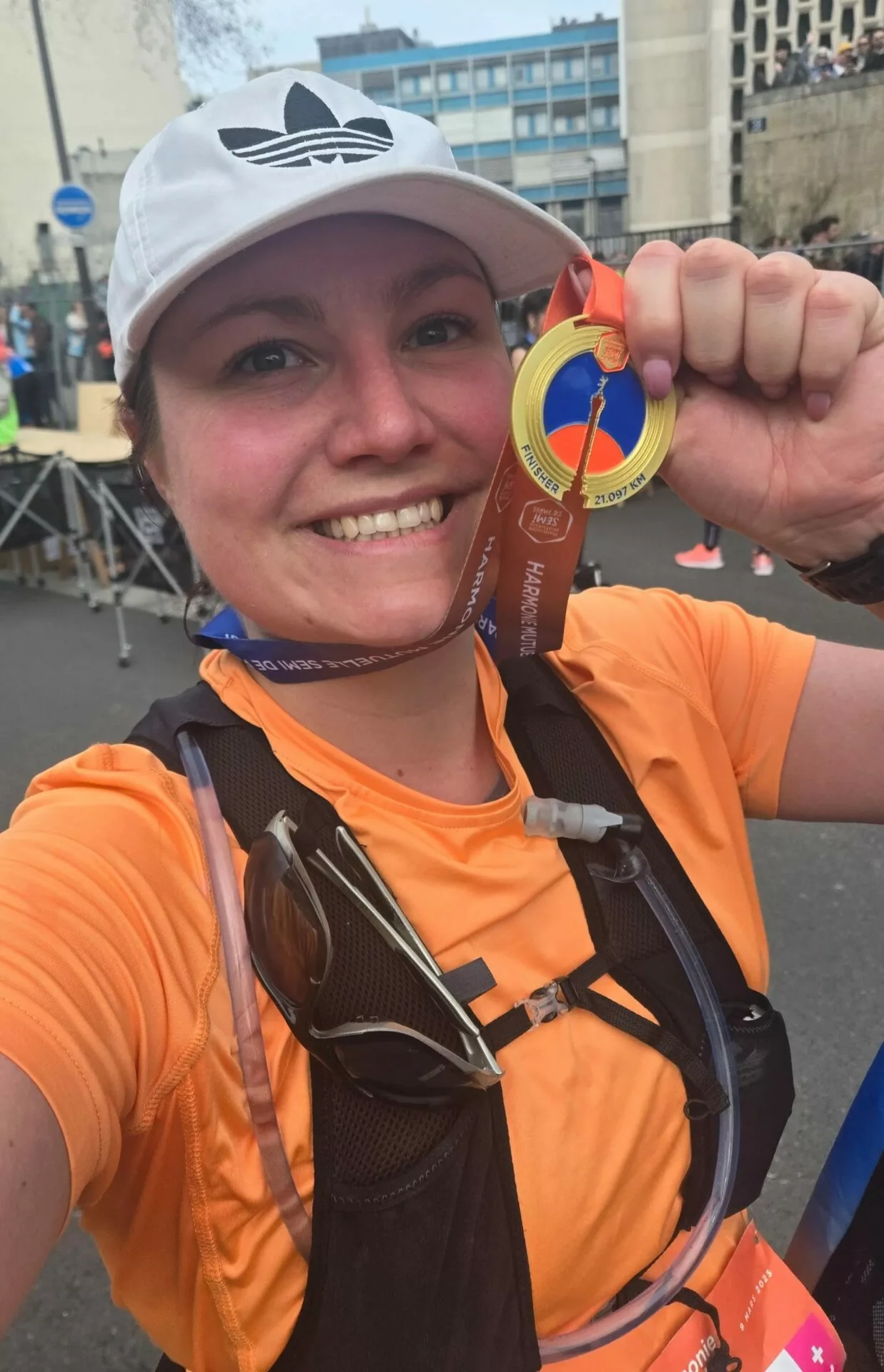 Esther Sachy medaille Femme souriante montrant médaille de marathon
