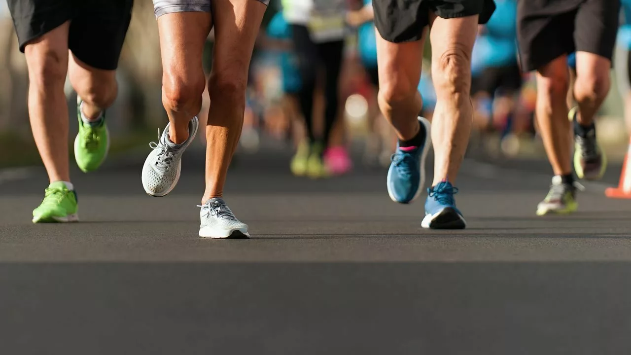 Pieds de coureurs en mouvement lors d'une course